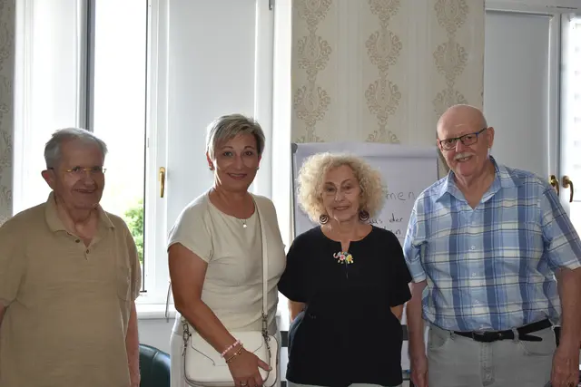ehem. Bürgermeister Josef Resch, amtierende Bürgermeisterin Claudia Schlager, Anna Benedek und ehem. Bürgermeister Franz Geissler | Foto: Julia Lirsch / MeinBezirk