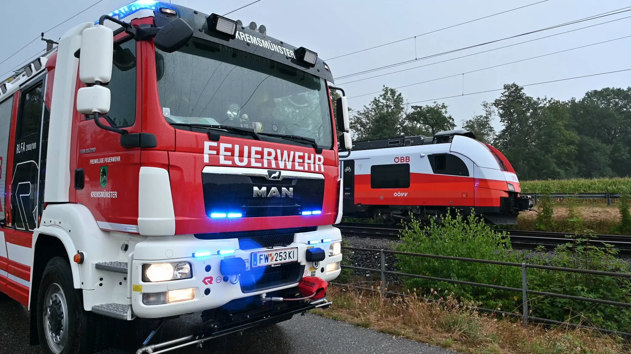 Oberleitung nach Unfall beschädigt: Personenzug auf Pyhrnbahnstrecke bei Kremsmünster evakuiert
