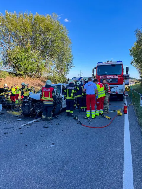 Die beiden Fahrzeuglenker mussten von den Einsatzkräften aus dem Auto befreit werden.  | Foto: Alexander Flaschberger | BFKDO Oberwart