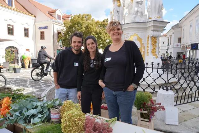 Heinz-Peter Schindler und Lisa Wagner von Blumen Horvath in Eisenstadt und Monika Metzner von Blumen Prand in Pamhagen.  | Foto: Jennifer Flechl / MeinBezirk