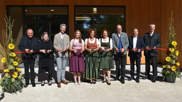 Bei strahlendem Sonnenschein wurde von den Projektverantwortlichen gemeinsam das rote Band vor dem Schulzubau durchschnitten. | Foto: MeinBezirk/W. Fischer