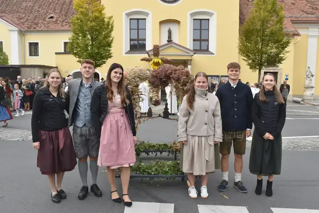 Die Mitglieder der Landjugend Leibnitz-Seggauberg mit ihrem künsterischen Riesenexemplar vor der Klosterkirche.