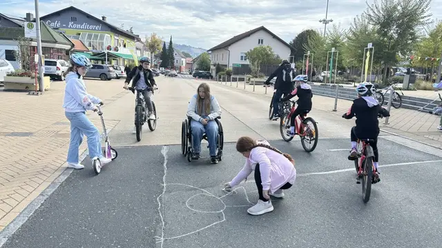 Der motorisierte Verkehr ruhte für genau 60 Minuten in Gleinstätten. Eine Straße verwandelte sich in eine lebendige Begegnungszone und einen großen Spielplatz für Jung und Alt. | Foto: MeinBezirk/Waltraud Fischer