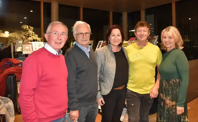Die Burgenländisch-Hianzische Gesellschaft (Hianzenverein) entscheidet Mein Bezirk Award in der Kategorie "Kunst, Kultur und Brauchtum" für sich. 
Foto (v.l.n.r.): Präsident der Burgenländisch- Hianzischen Gesellschaft Dietmar Sagmeister, Erwin Schranz, Katharina Parapatits-Binder, Hans Goger und Geschäftsführerin Doris Seel.   | Foto: Burgenländisch-Hianzische Gesellschaft